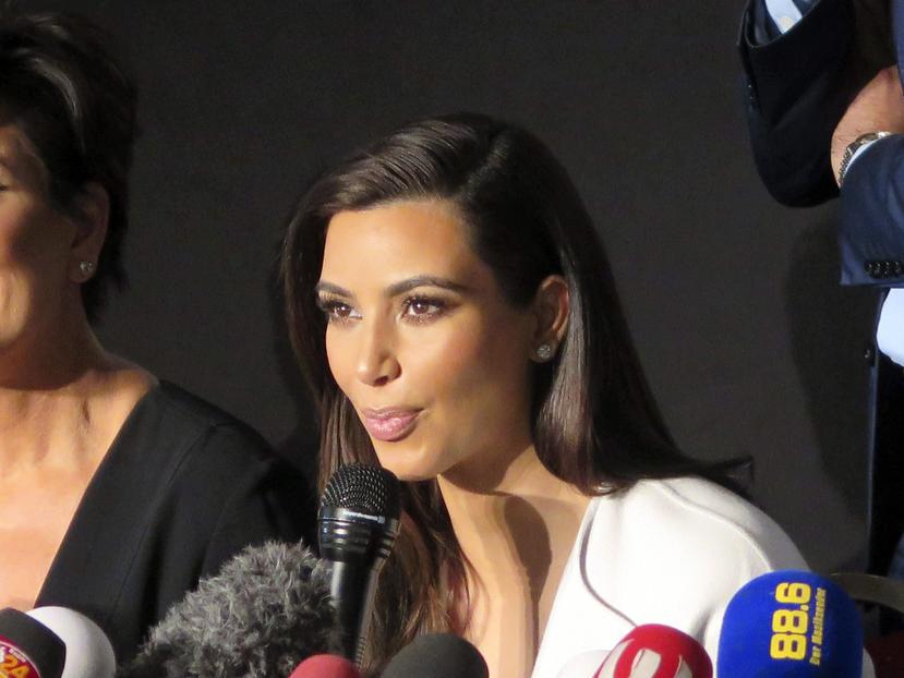 Kim Kardashian desató una ola de críticas por un accesorio diseñado por su amigo Simon Huck. (EFE)