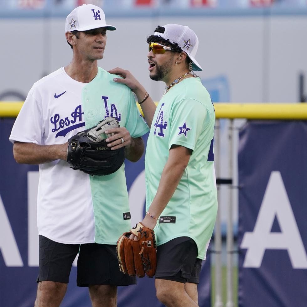 A la derecha, Bad Bunny durante su participacion en las actividades del Juego de Estrellas de MLB en 2022.
