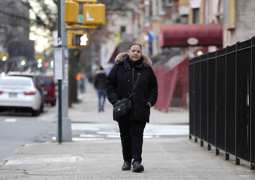 Flavia Cabral, quien tiene dos trabajos, es una de las personas en la ciudad de Nueva York que se beneficiará del aumento en el salario mínimo. (AP)