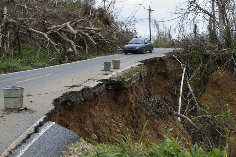 En la foto, una vista de la carretera PR-723 que colapso parcialmente en Coamo. (GFR Media)