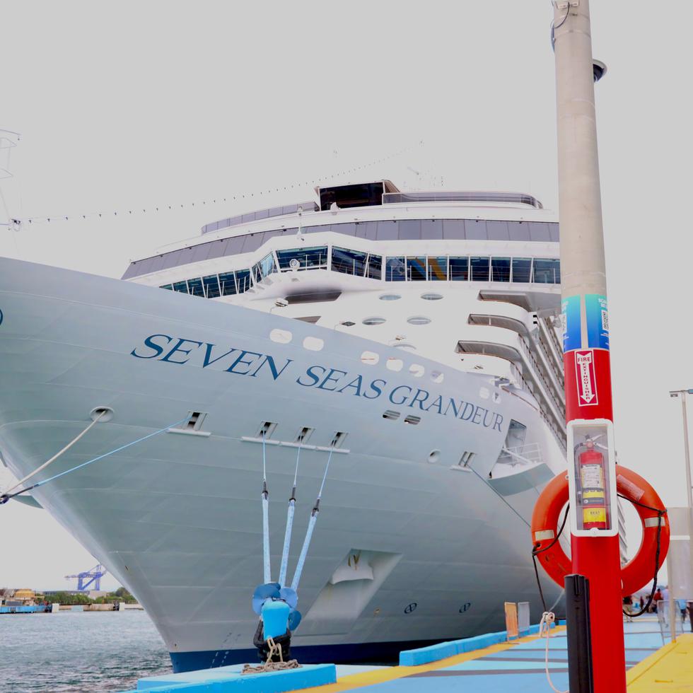 El Seven Seas Grandeur debutó el pasado mes de diciembre y cuenta con una capacidad máxima de 829 pasajeros y 543 tripulantes.