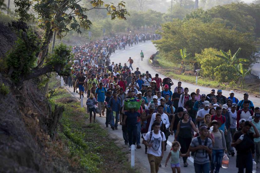 Una caravana de migrantes centroamericanos que se dirige a la frontera entre México y Estados Unidos camina por la carretera en Escuintla, Chiapas, México. (AP / Moisés Castillo)