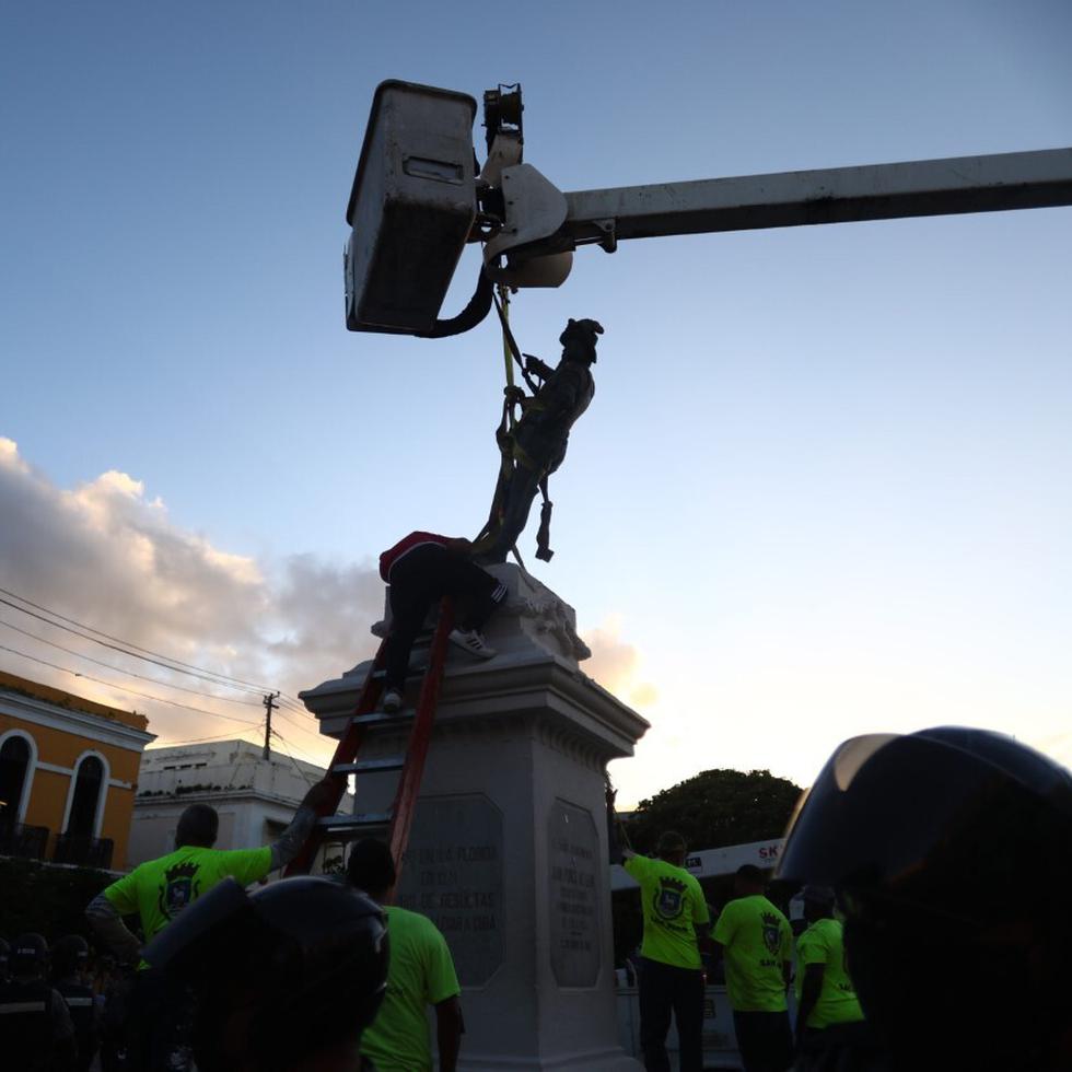 Personal del Municipio de San Juan reinstala la estatua de Juan Ponce de León en la plaza San José en el Viejo San Juan.