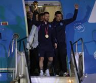 Lionel Messi y Lionel Scaloni, capitán y técnico de la selección argentina, saludan a su llegada al Aeropuerto Internacional de Ezeiza, a 22 km de Buenos Aires.