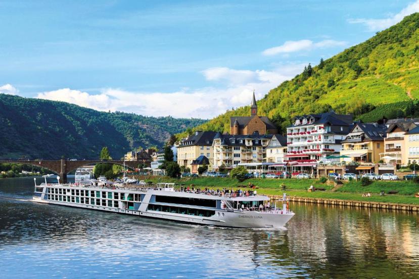 El Emerald Luna, con capacidad para 180 pasajeros, con el característico balcón integrado a la cabina, navega por los ríos europeos Main, Rín y Danubio.