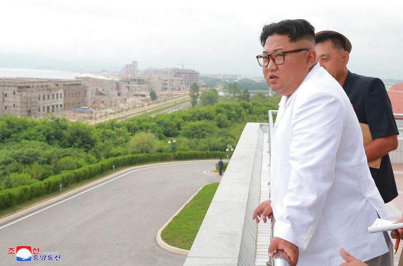 El líder Kim Jong-un visita el sitio de construcción de la zona turística costera Wonsan-Kalma, Gangwon, Corea del Norte. (AP)