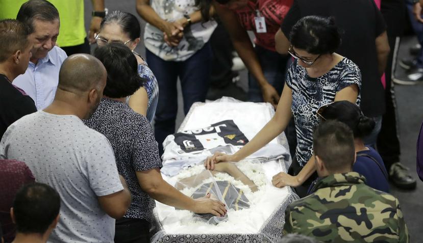 Familiares lloran a una de las víctimas de la matanza en la Escuela Estatal Raul Brasil durante un velorio colectivo en Suzano. (AP)