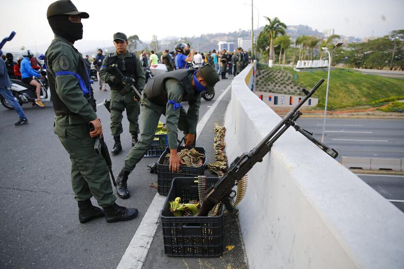 Los militares que apoyan a Guiadó están armados. (AP / Ariana Cubillos)