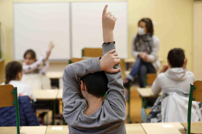 Las escuelas deberán medir los síntomas de los estudiantes y maestros para poder reabrir. (AP)