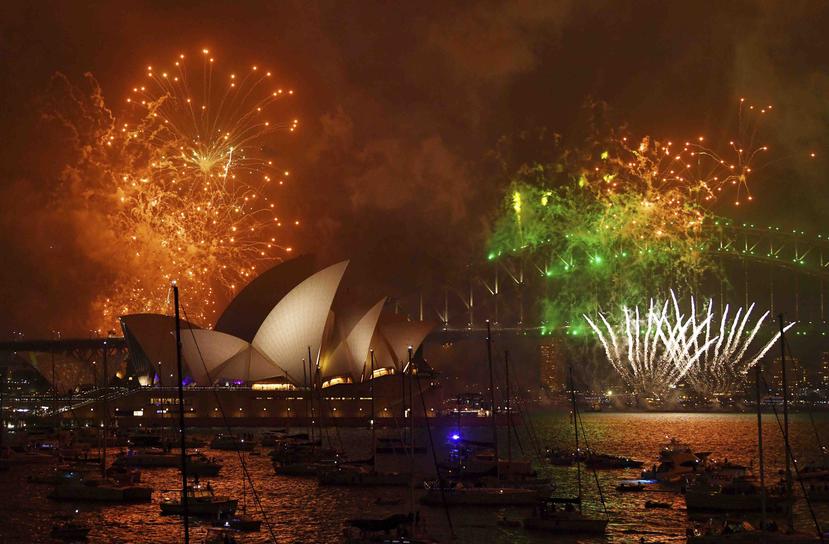 Los fuegos artificiales iluminaron el cielo del puerto de Sydney. (The Associated Press)