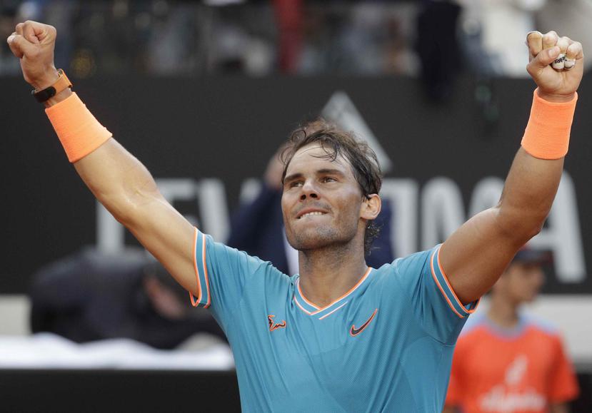 Rafael Nadal festeja su victoria sobre el serbio Novak Djokovic en la final del Abierto de Italia, en Roma. (AP/Gregorio Borgia)