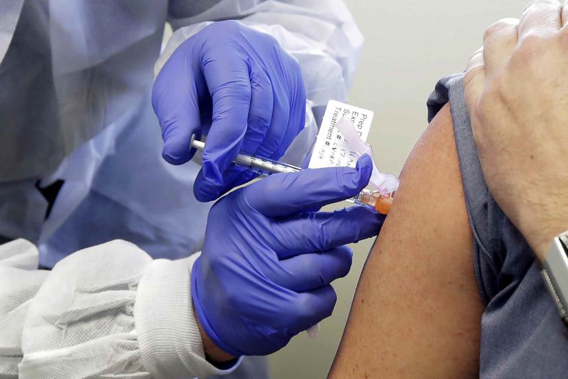 Una persona participa de un estudio clínico para probar vacunas contra el nuevo coronavirus. (AP)