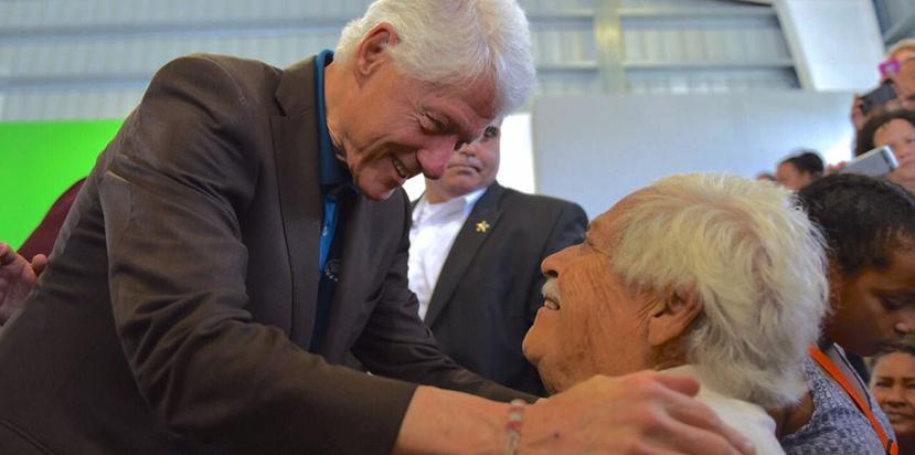 Clinton saluda a uno de los refugiados. (Suministrada)