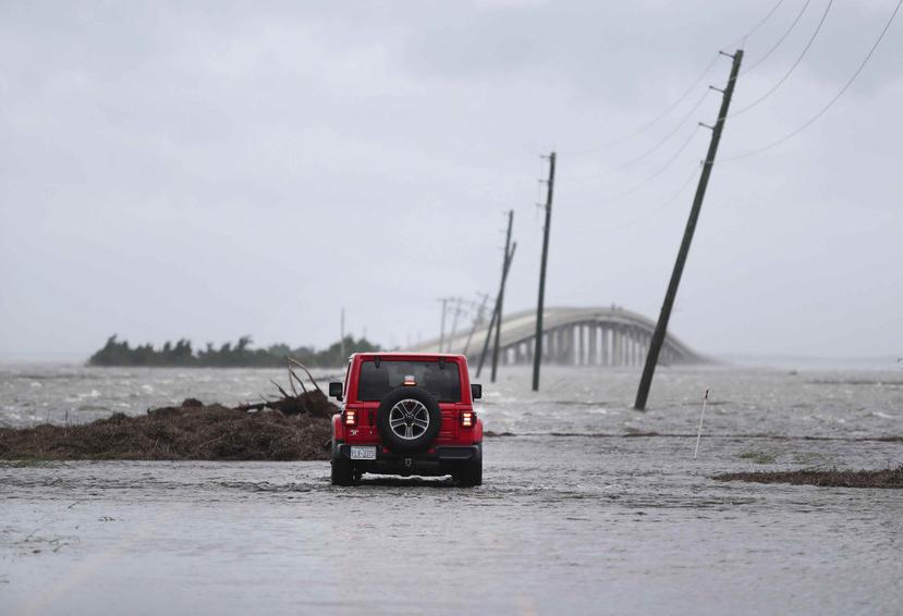 La marejada ciclónica del huracán provocó grandes estrados en toda la costa de las Carolinas. (AP)
