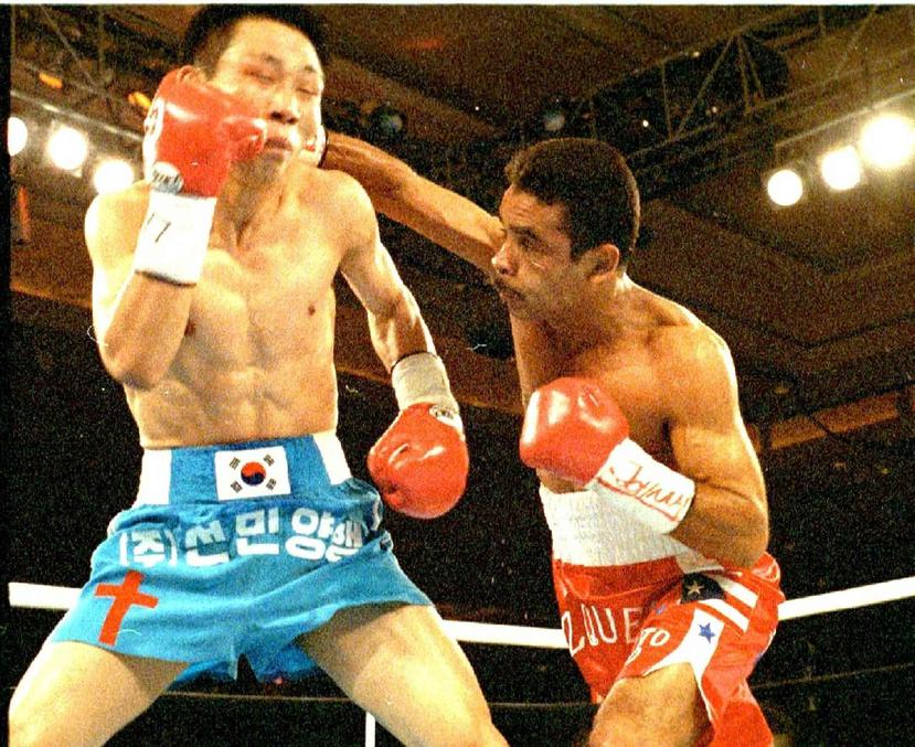 Wilfredo Vázquez (der.) golpea el rostro de Choi Jae-Won en un pelea celebrada en Las Vegas en 1994. (GFR Media)