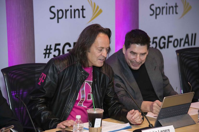 A la izquierda, el principal ejecutivo de T-Mobile, John Legere, junto al presdiente de Sprint, Marcelo Claure. (archivo)
