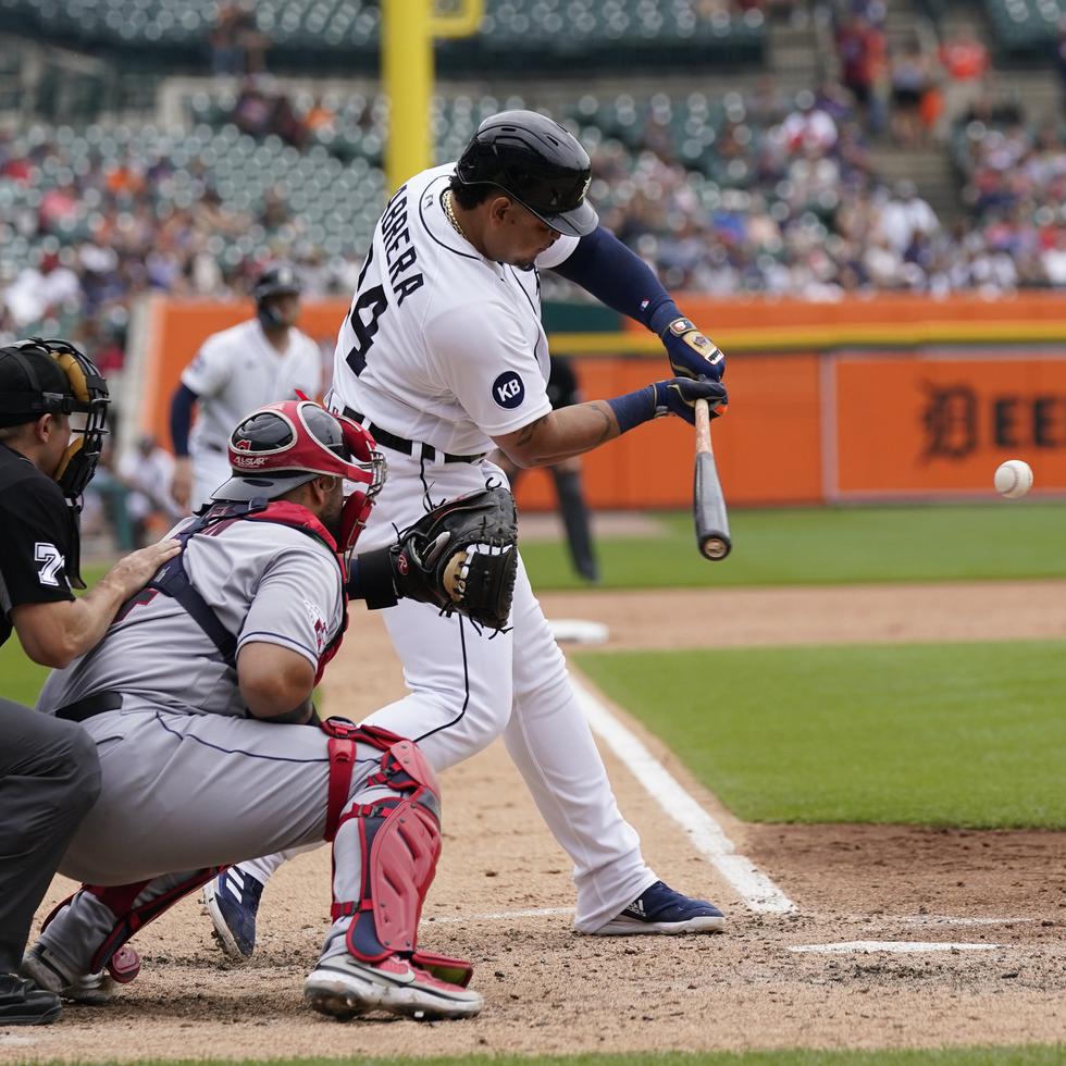El bateador designado de los Tigers de Detroit Miguel Cabrera conecta un sencillo en la quinta entrada del encuentro ante los Guardians de Cleveland.