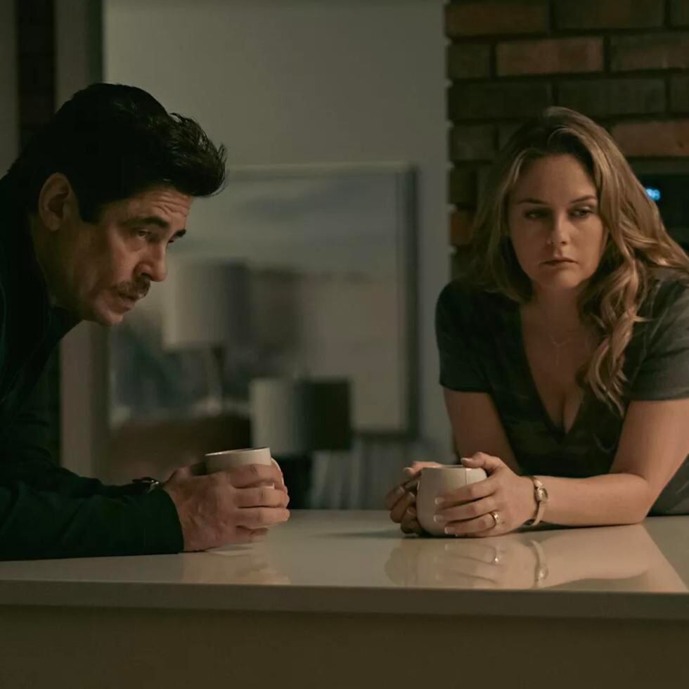 Benicio del Toro y Alicia Silverstone en "Reptile".