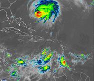 Imagen infrarroja del satélite GOES-East que muestra al huracán Fiona al norte del Atlántico y al Invest 98L en el sureste del mar Caribe. Tomada en la mañana del 22 de septiembre de 2022.