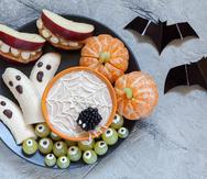 Una visita al colmado será todo lo que necesites para preparar con antelación unas divertidas y creativas opciones saludables para celebrar Halloween.