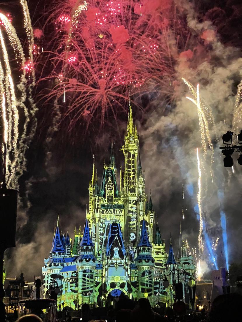 El “Disney’s Not-So-Spooky Spectacular” es un impresionante despliegue de fuegos artificiales con proyecciones sobre el Castillo de Cinderella.