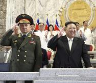 El gobernante norcoreano Kim Jong Un, al centro, y el ministro de Defensa ruso, Sergei Shoigu, a la izquierda, asistieron a un desfile militar en Pyongyang, Corea del Norte, el 27 de julio de 2023. (Agencia Central de Noticias Coreana/Korea News Service vía AP, Archivo)