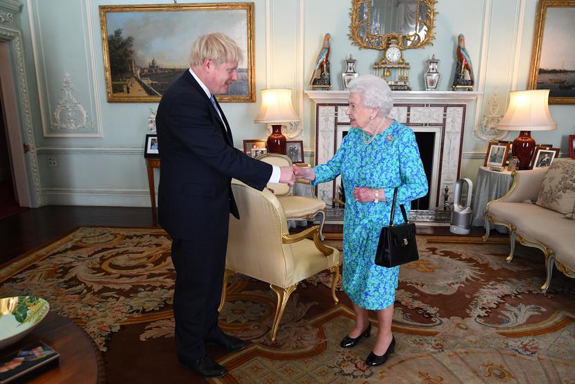 El primer ministro británico, Boris Johnson, junto a la reina Elizabeth II. (Foto: EFE)