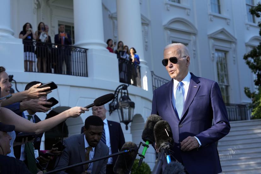El presidente Joe Biden habla con los reporteros en el jardín sur de la Casa Blanca en Washington, mientras se dirige a Camp David para pasar el fin de semana.