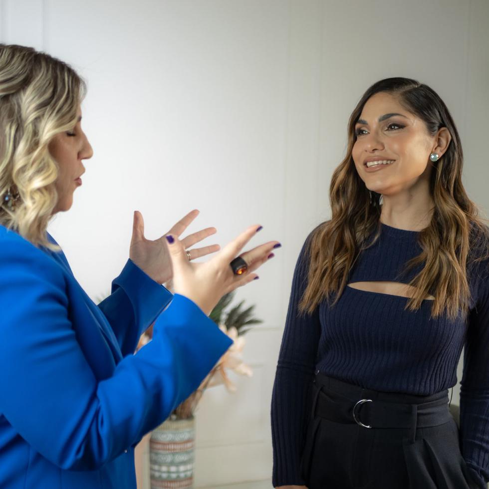 La especialista de comunicación de Boston Scientific Dorado, Aisha Rodríguez, conversa con Yizette Cifredo, quien fungió como animadora en las entrevistas con líderes y colaboradoras de la compañía.
