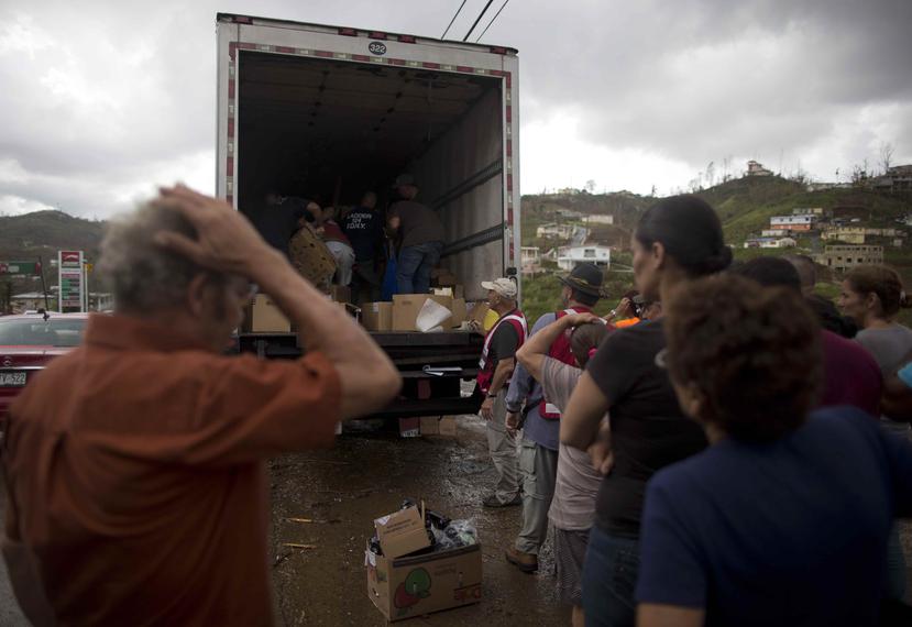 Casi 1,000 personas sin techo alrededor de la isla recibieron agua, comida y repelente, entre otros servicios.