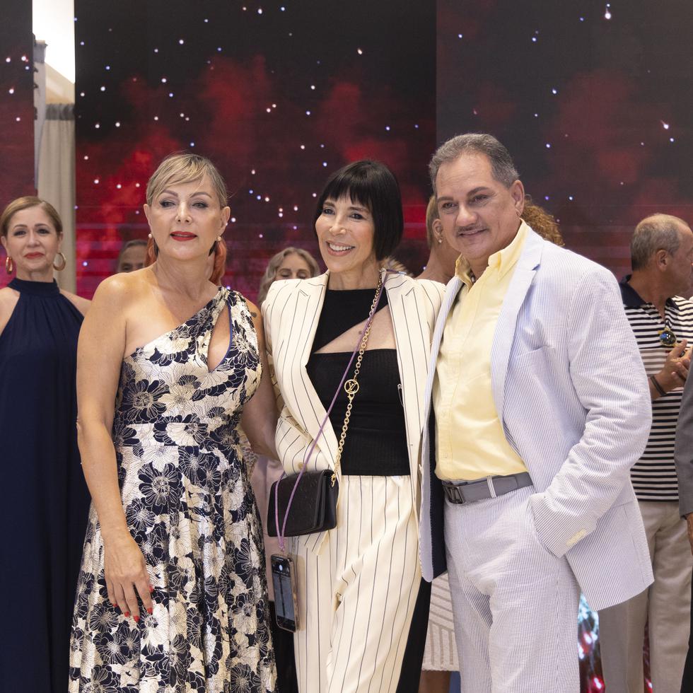 Carmen "Tita" Fernández, de 70 años (izquierda), y Edwin Rosario, de 65 (derecha), fueron los ganadores del certamen organizado por Caridad Fernández (centro).