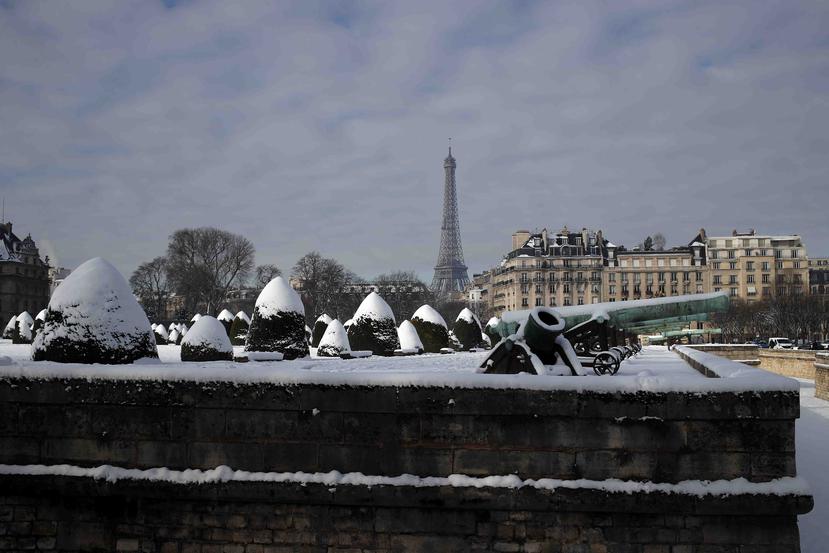 La nieve cubre el jardín del Museo de los Inválidos, en París el 8 de febrero de 2018. Las intensas nevadas provocaron problemas en los transportes en la mitad norte de Francia. (AP)