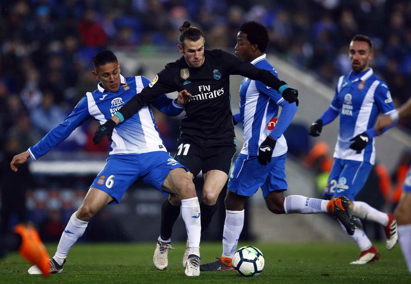 Gareth Bale trata de controlar el balón contra el Espanyol. (AP)