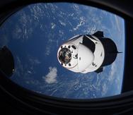 La cápsula Crew Dragon de SpaceX se acerca a la Estación Espacial Internacional para su acoplamiento.