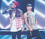 El cantante Chris Brown junto al reguetonero Wisin en escenario durante los Latin Grammy Awards en Las Vegas, Nevada, en el 2014. (Getty Images/ AFP)