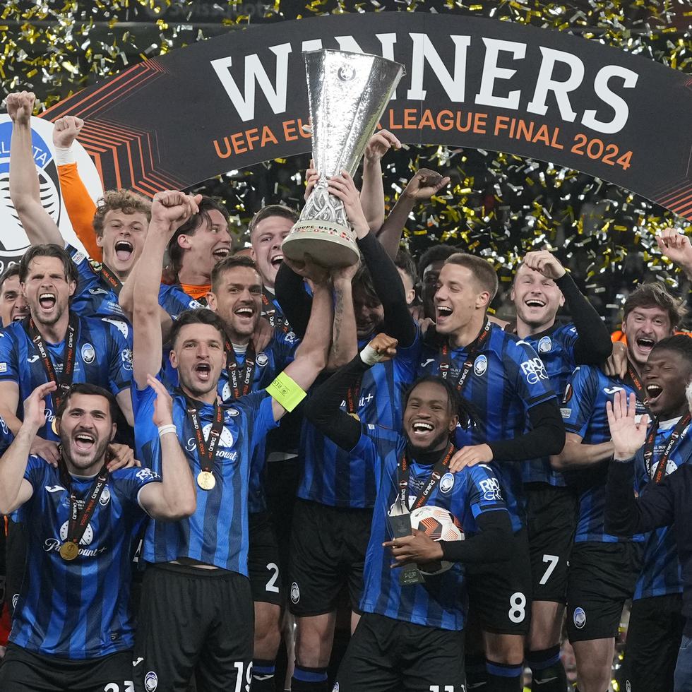 Los jugadores del Atalanta festejan su título de la Europa League.