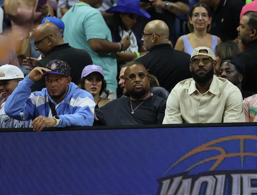 LeBron James (con gafas de sol) se sentó al lado del apoderado de los Vaqueros y exreceptor de las Grandes Ligas Yadier Molina (jacket azul y blanco).
