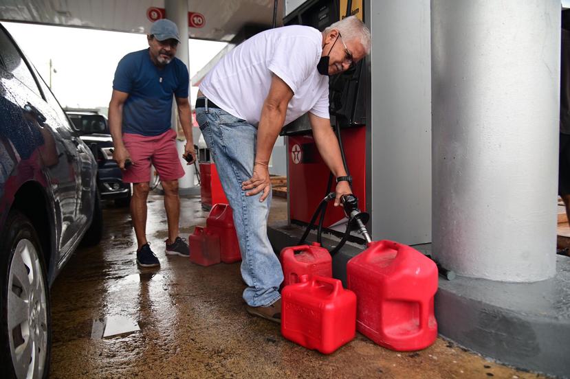 Ciudadanos de Utuado hacen fila en un puesto de gasolina.
