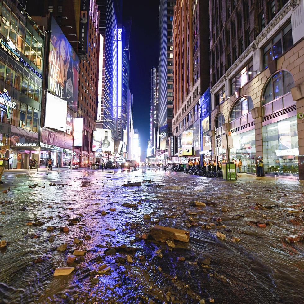 Esta fotografía, proporcionada por MTA New York City Transit, muestra agua que salió de una tubería rota en Times Square, Nueva York, el martes 29 de agosto de 2023. (Marc A. Hermann/MTA, vía AP)
