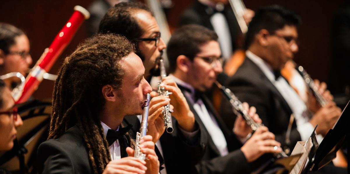 La Banda de Conciertos y el Concert Jazz Band con un repertorio que incluye desde música internacional navideña hasta décimas borinqueñas.