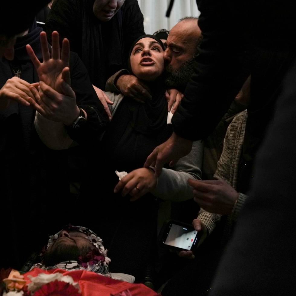 Familiares lloran a Tawfiq Ajaq, estadounidense de 17 años, durante su funeral en el pueblo palestino de su familia en Al-Mazra'a ash-Sharqiya, Cisjordania.