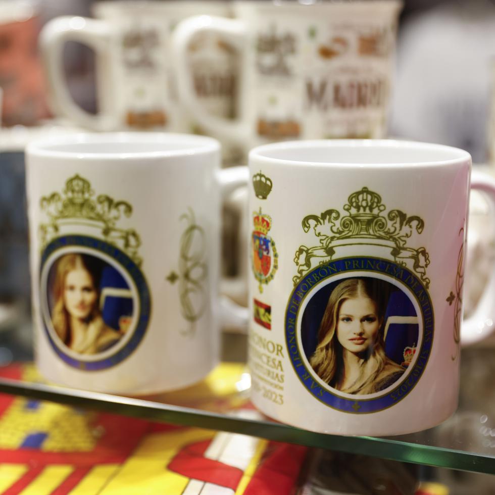 Detalle de unas tazas con la imagen de la princesa Leonor puestas a la venta en una tienda de la capital.