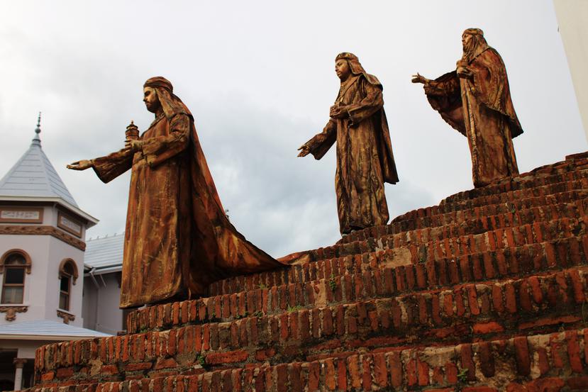La estampa de estatuas vivientes de los Reyes Magos debutó en San  Germán.