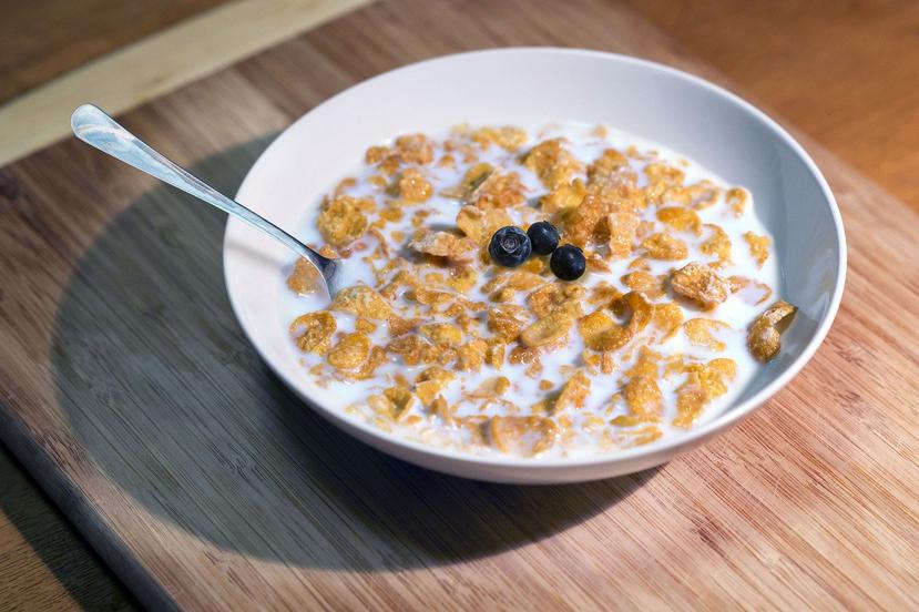 Un estudio encontró que el consumo de cereales con leche 90 minutos antes de acostarse puede contribuir con el control de peso, siempre y cuando se trate de cereales de grano entero. (Pixabay)
