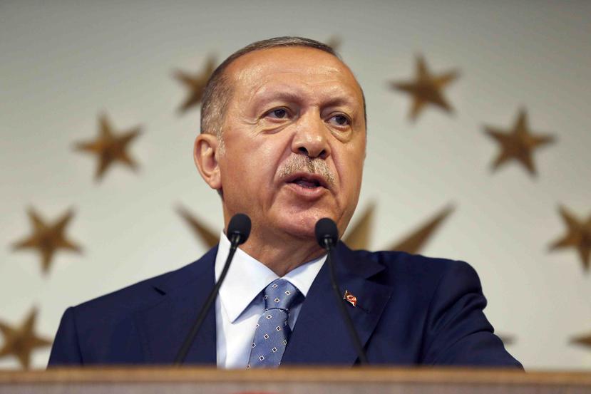 El presidente de Turquía, Recep Tayyip Erdogan, pronuncia un discurso por televisión nacional desde su residencia oficial en Estambul. (AP)