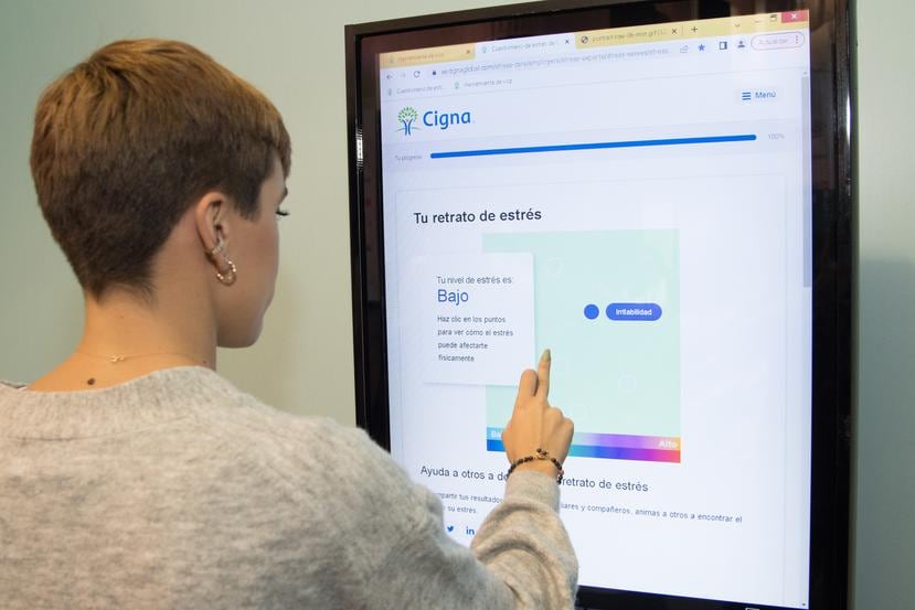 Una usuaria observa el resultado del examen de su voz para detectar estrés.