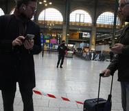 Viajeros esperan detrás de un cordón policial en la estación Gare du Nord, en París, el 11 de enero de 2023.