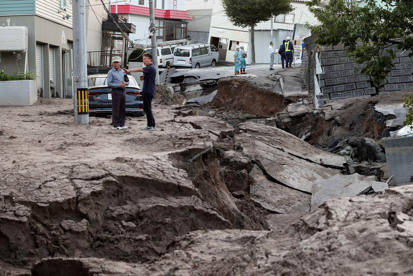 Residentes inspeccionan los graves daños en una calle de Sapporo tras el terremoto de 6,7 grados que sacudió esta madrugada la isla japonesa de Hokkaido. (EFE)