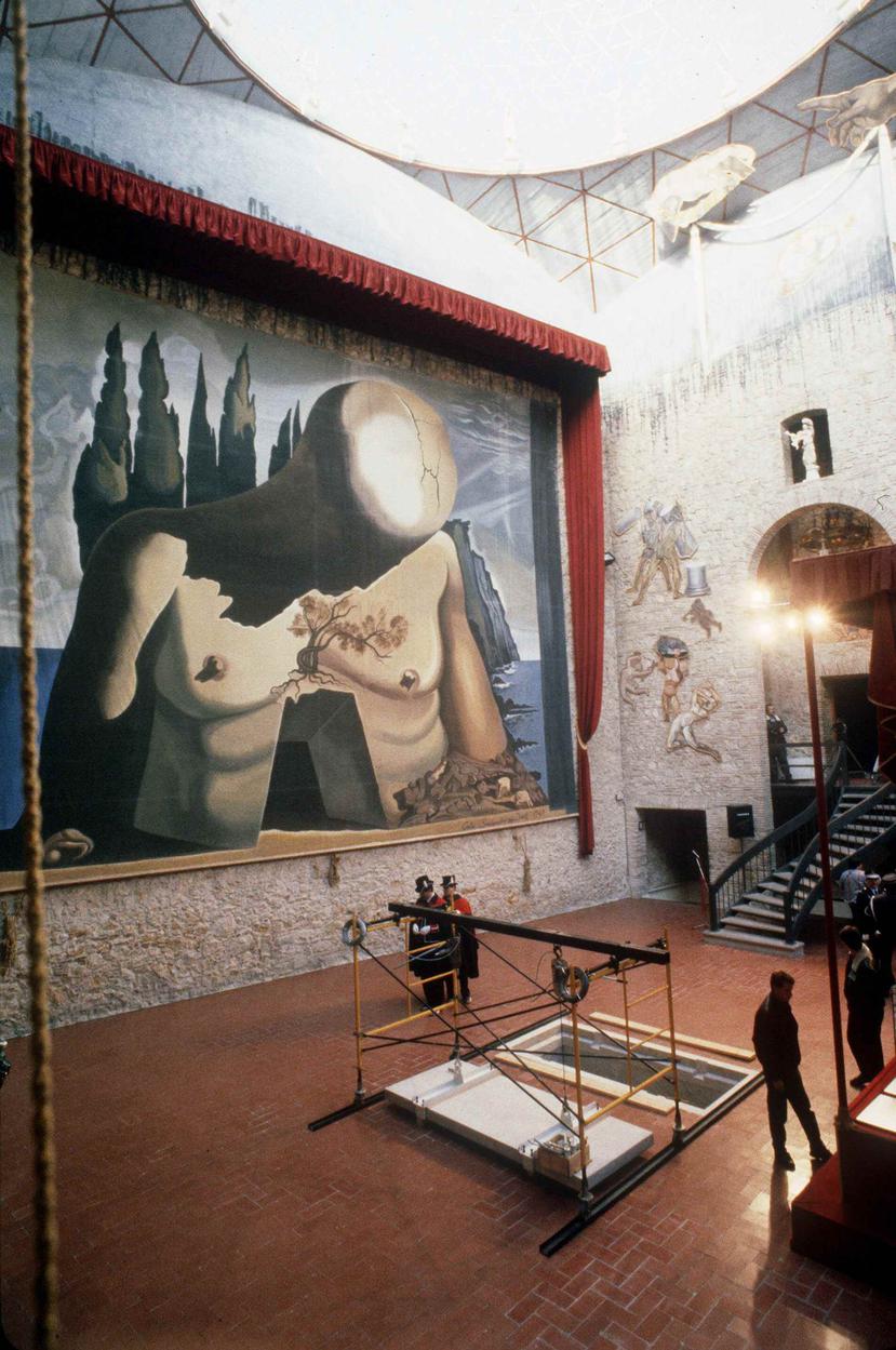 El 25 de enero de 1989 fueron los preparativos para el entierro de Salvador Dalí en el Museo Teatro de Figueras. (EFE)