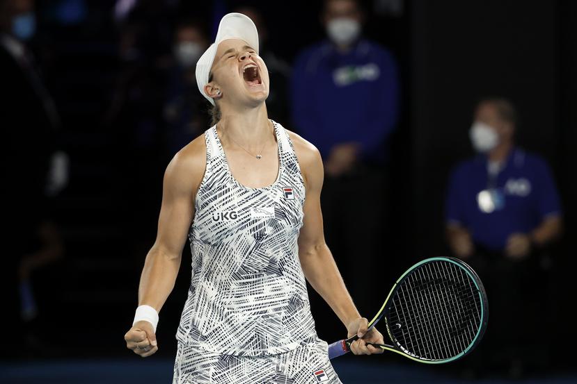 La tenista australiana Ash Barty celebra su victoria sobre la estadounidense Danielle Collins en la final del Abierto de Australia, el 29 de enero de 2022.